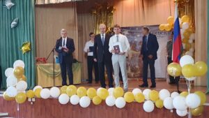 Вручение диплома студенту